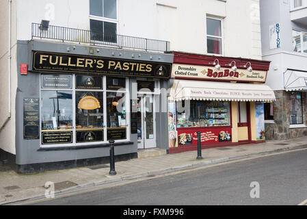 Pasties Fullers et Bon Bon sweet shop dans une rue à Brixham Devon UK Banque D'Images