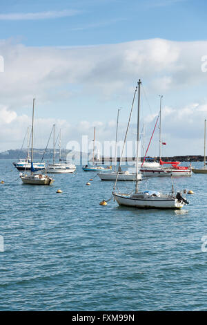 Yachts amarrés dans le port de Brixham Devon UK Banque D'Images