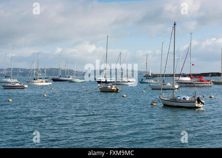 Yachts amarrés dans le port de Brixham Devon UK Banque D'Images