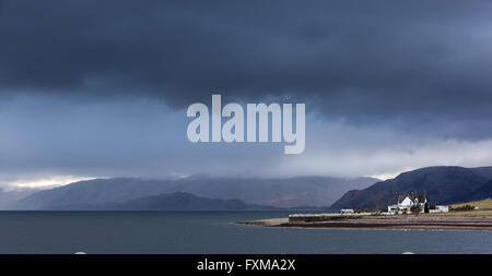 À la recherche sur le Loch Linnhe à l'Ardgour Sunart montagnes avec une tempête de les couvrir de Onich. Banque D'Images