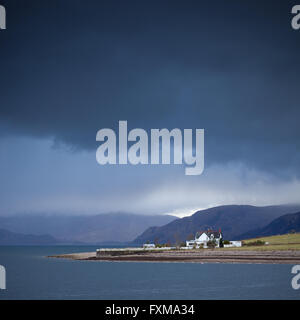 À la recherche sur le Loch Linnhe à l'Ardgour Sunart montagnes avec une tempête de les couvrir de Onich. Banque D'Images