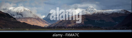 Une vue panoramique de Onich à Glencoe et vers les trois sœurs avec des sommets enneigés Banque D'Images