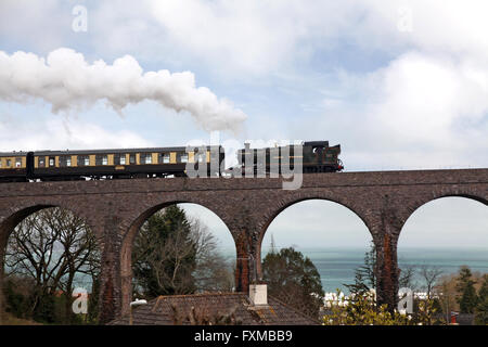 Le passage de la Locomotive à vapeur au viaduc, dans le sud du Devon Broadsands Banque D'Images