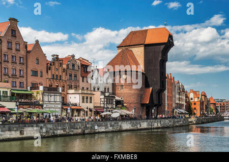 Vue sur le pont de la Motlawa (Dlugie Pobrzeze longue) et la grue Zuraw, Gdansk, la porte occidentale, Pologne, Europe Banque D'Images