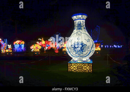 Un vase Oriental bleu traditionnel à la Lanterne Magique Festival célèbre l'année du singe à Chiswick Park à Londres. Banque D'Images