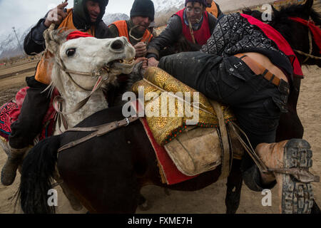 La lutte pour une chèvre au cours de la concurrence Buzkashi dans le cadre du festival Nowruz célébration près de Tashkurgan, Xinjiang, Chine Banque D'Images