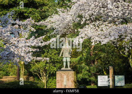 Maeda Toshiie statue sur le parc du château de Kanazawa, Kanazawa, Japon Banque D'Images