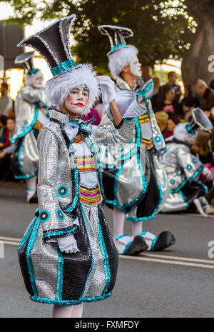 Femme en costume clown élaborée, carnival procession, Santa Cruz de Ténérife Banque D'Images