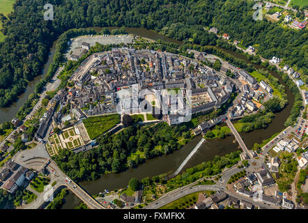 Vue aérienne, château Renaissance Weilburg Weilburg, château, Château baroque, Ancien hôtel de ville et église de château avec tour,rivière Lahn Banque D'Images