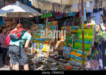 Vendeur de peinture à Bali Ubud marché traditionnel, Ubud, Bali, Indonésie Banque D'Images