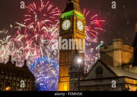D'Artifice Nouvel An Londres Londres explose dans une mer de feu d'artifice sur Big Ben et le London Eye sur Banque D'Images
