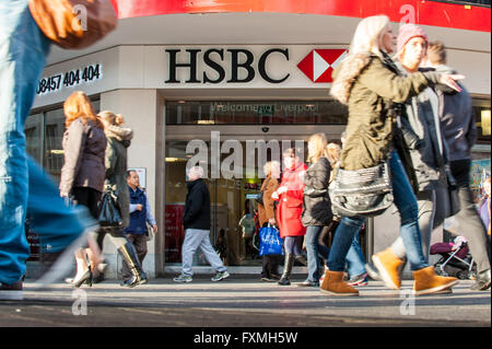 LIVERPOOL, Royaume-Uni - 25 août 2013 9e : Les gens devant une marque de la banque HSBC à Liverpool (Royaume-Uni). Avec son siège à Londres, Banque D'Images