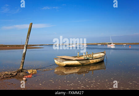 Une vue sur le port avec de petites embarcations à Brancaster Staithe, Norfolk, Angleterre, Royaume-Uni. Banque D'Images