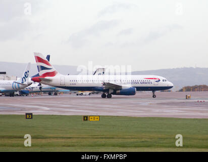 British Airways Airbus A320 avion de passagers à fuselage étroit (G-EUUN) roulage sur l'Aéroport International de Manchester à tarmac. Banque D'Images