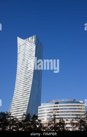 La Pologne, la ville de Varsovie, Zlota 44 gratte-ciel résidentiel de Daniel Libeskind, moderne, l'architecture contemporaine Banque D'Images