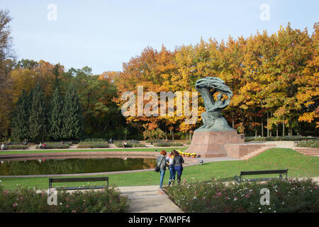 Monument à Frédéric Chopin Royal automne Parc Lazienki à Varsovie, Pologne, conçu autour de 1904 par Waclaw Szymanowski (1859-1930) Banque D'Images