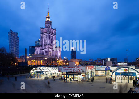 Palais de la Culture et de la science à Varsovie, Pologne, par nuit, ville monument, Métro Métro Centrum, tube, métro Banque D'Images