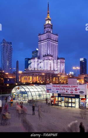 Palais de la Culture et de la science à Varsovie, Pologne, par nuit, ville monument, Métro Métro Centrum, tube, métro Banque D'Images