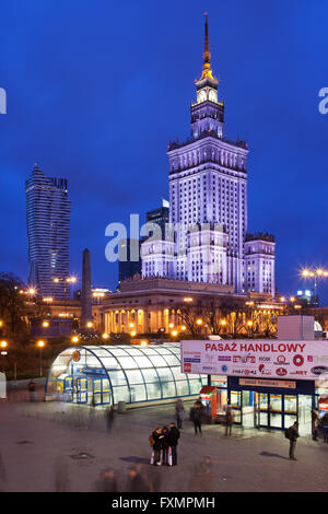 Palais de la Culture et de la science à Varsovie, Pologne, par nuit, ville monument, Métro Métro Centrum, tube et centre commercial Banque D'Images