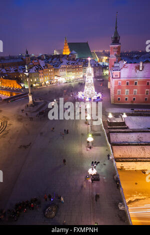 Ville de Varsovie par nuit en Pologne, la place de la vieille ville d'en haut, tenement maisons, Château Royal (à droite), paysage urbain, Skyline Banque D'Images