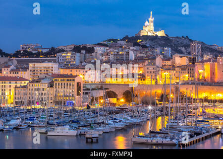 Marseille, France la nuit. Le célèbre port européen sur la Notre Dame de la Garde Banque D'Images