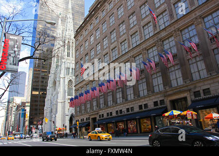 Drapeaux au vent à l'extérieur du ministère sur le magasin Saks 5th Avenue NYC Banque D'Images