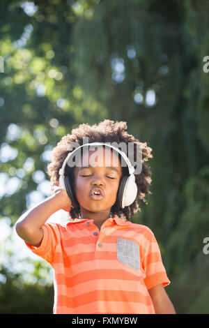 Boy est à l'écoute de la musique Banque D'Images