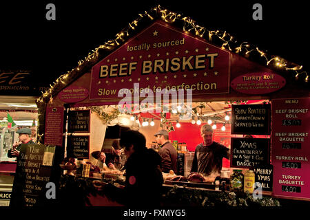 Marché de Noël de Lincoln, Lincolnshire, Angleterre, une vente au stand de l'alimentation de poitrine et poitrail rolls et autres sandwiches.