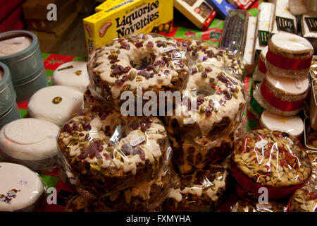 Marché de Noël de Lincoln, Lincolnshire, Angleterre, gâteaux de fruits et de noix dans un stand de vendeurs d'aliments Banque D'Images