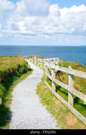 Falaise à pied sur la façon sauvage de l'Atlantique dans le comté de Kerry ballybunion Irlande Banque D'Images