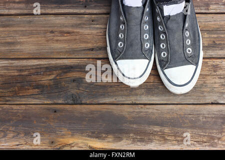Sneakers sur terrasse en bois. Banque D'Images