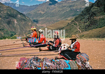 Les femmes indiennes Quechua avec sangle tissage loom Banque D'Images