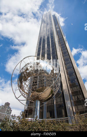 Globe en acier inoxydable à l'extérieur de Columbus Circle Trump International Hotel, Manhattan, New York City, États-Unis d'Amérique. Banque D'Images