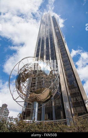 Globe en acier inoxydable à l'extérieur de Columbus Circle Trump International Hotel, Manhattan, New York City, États-Unis d'Amérique. Banque D'Images