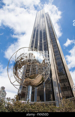 Globe en acier inoxydable à l'extérieur de Columbus Circle Trump International Hotel, Manhattan, New York City, États-Unis d'Amérique. Banque D'Images