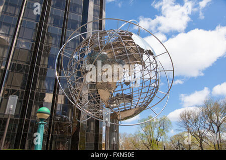 Globe en acier inoxydable à l'extérieur de Columbus Circle Trump International Hotel, Manhattan, New York City, États-Unis d'Amérique. Banque D'Images