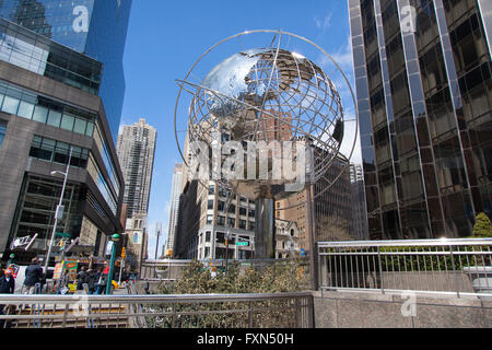 Globe en acier inoxydable à l'extérieur de Columbus Circle Trump International Hotel, Manhattan, New York City, États-Unis d'Amérique. Banque D'Images