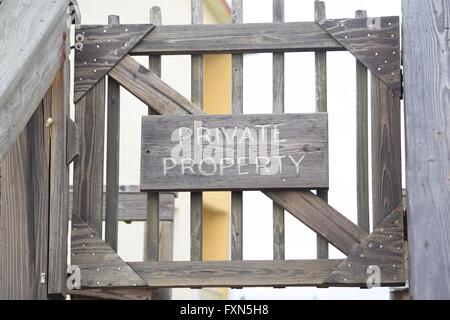La propriété privée signe sur porte en bois Banque D'Images