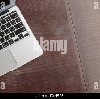 Lieu de travail avec un ordinateur portable ouvert sur un bureau en bois moderne noir Banque D'Images