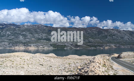 Vue de la montagne du Velebit à partir de l'île de Pag, Croatie Banque D'Images