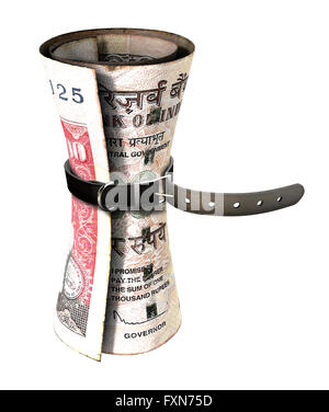 Une ceinture en cuir ordinaire qui a été resserrée autour d'une très étroite roula Indian Rupee bank note sur un cas isolé studio blanc ba Banque D'Images