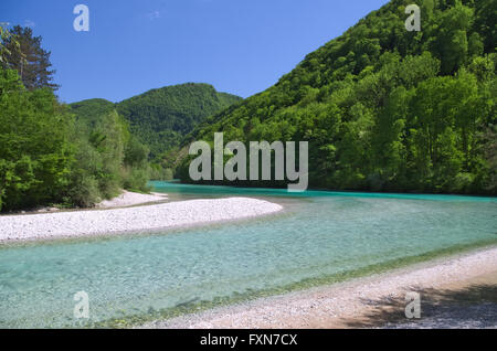 Vue sur la rivière Soca (Isonzo) près de Kobarid (Caporetto), Slovénie Banque D'Images