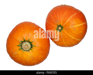 Deux citrouilles Hokkaido, Cucurbita maxima 'Red' Hokkaido, isolé sur fond blanc Banque D'Images