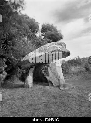 À la NE à la chambre funéraire de montants et en forme de couronnement de Carreg Coetan Arthur tombe néolithique chambré, Pembrokeshire. Banque D'Images