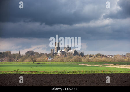 Menaces sur Cathédrale d'Ely dans le Cambridgeshire Fens Banque D'Images