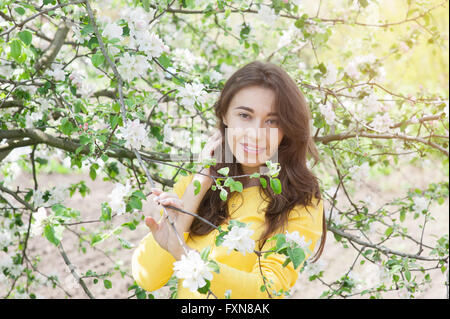 Portrait de jeune femme au jardin fleuri Banque D'Images