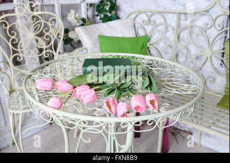 Tulipe rose et livre posé sur métal vintage Banque D'Images
