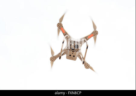 Drone volant quadrocopter sur fond blanc Banque D'Images