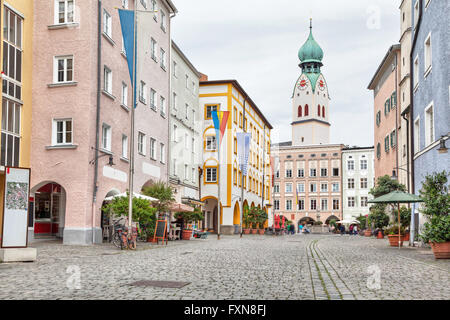 Bâtiments colorés dans le centre de Rosenheim et tour de Sankt Nikolaus Église, Allemagne Banque D'Images