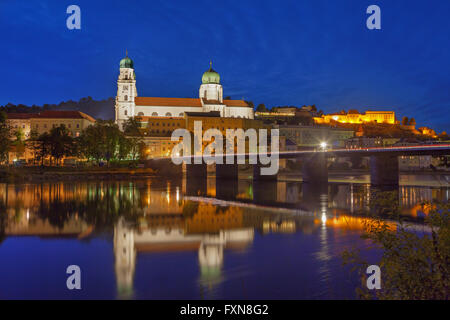 Marienbrucke bridge et cathédrale St Stephan dans la soirée, Passau, Allemagne Banque D'Images